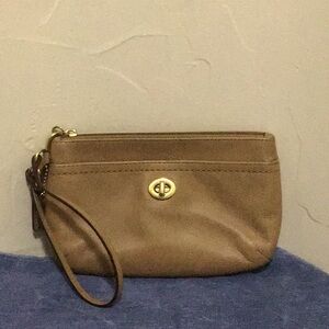 COACH Camel Pebble Leather Medium Turnlock Wristlet Clutch Wallet EUC